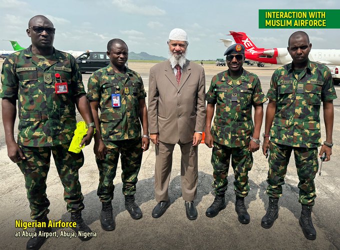 Dr-Zakir-Naik-with-airforce-officials