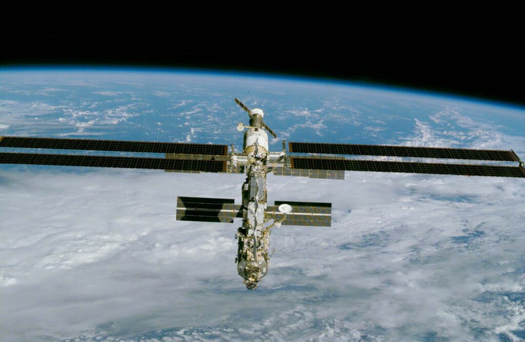 space-shuttle-Endeavour-International-Space-Station-spacecraft-December-9-2000