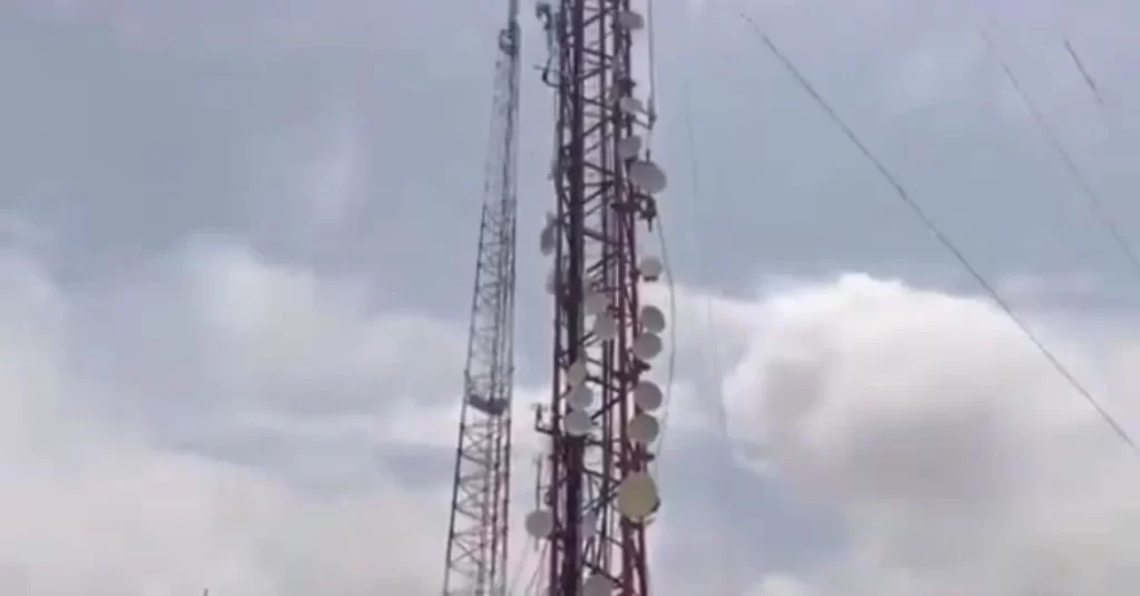 an-climbs-broadcast-mast-in-Abuja